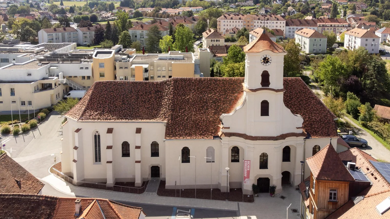 Augustinerkirche Fürstenfeld von oben, Ziegeldach und Turm