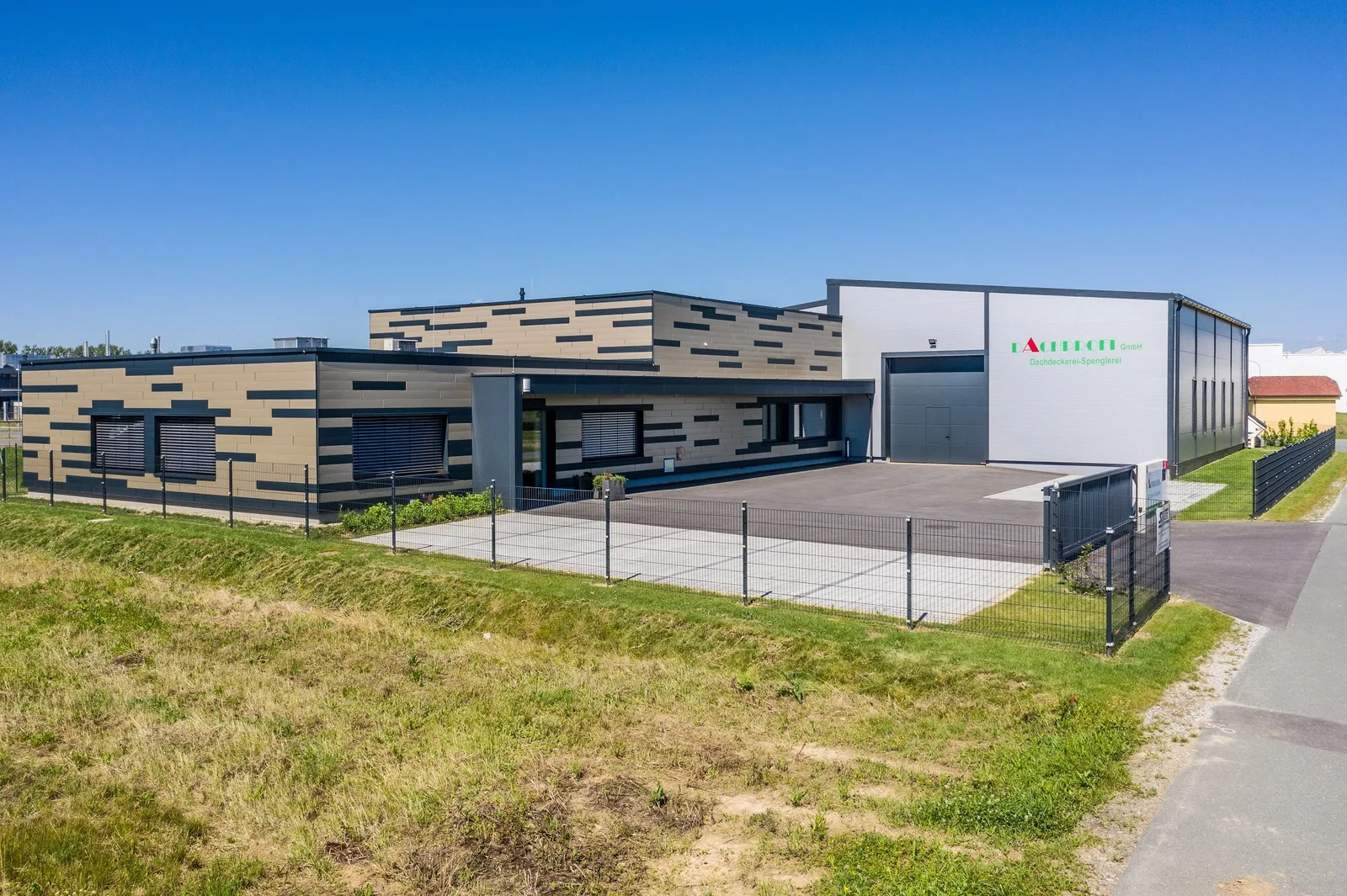 Firmensitz mit Bürotrakt, Zufahrt und Halle mit Firmenschild